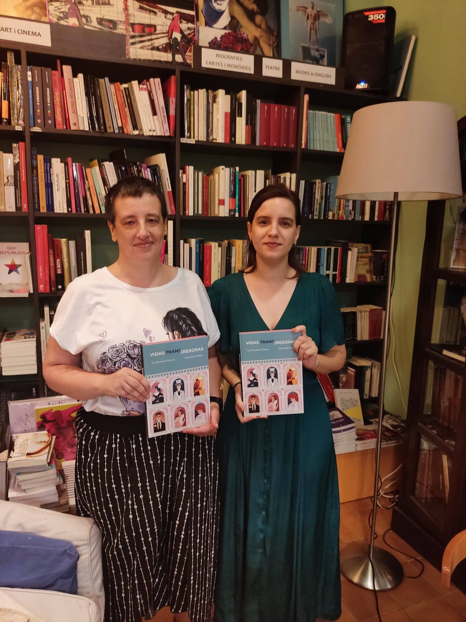 Ana Escudero y Anna Solà sosteniendo ejemplares de Vidas transgresoras en una librería